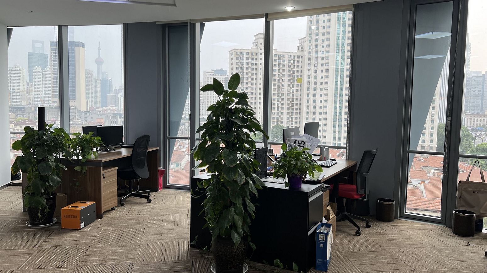 食品经营许可的场地规范与人员资质要求是什么？